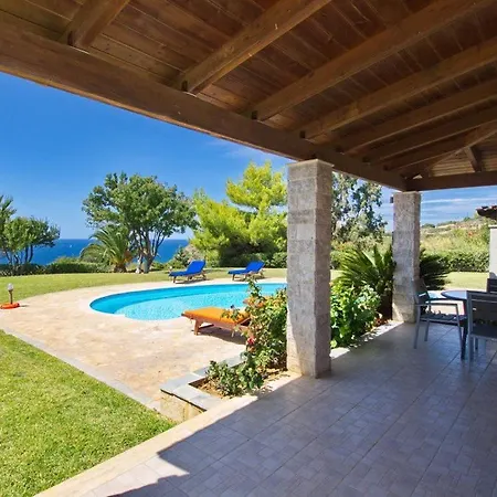 Villa Kleismata Sleeps 6 *